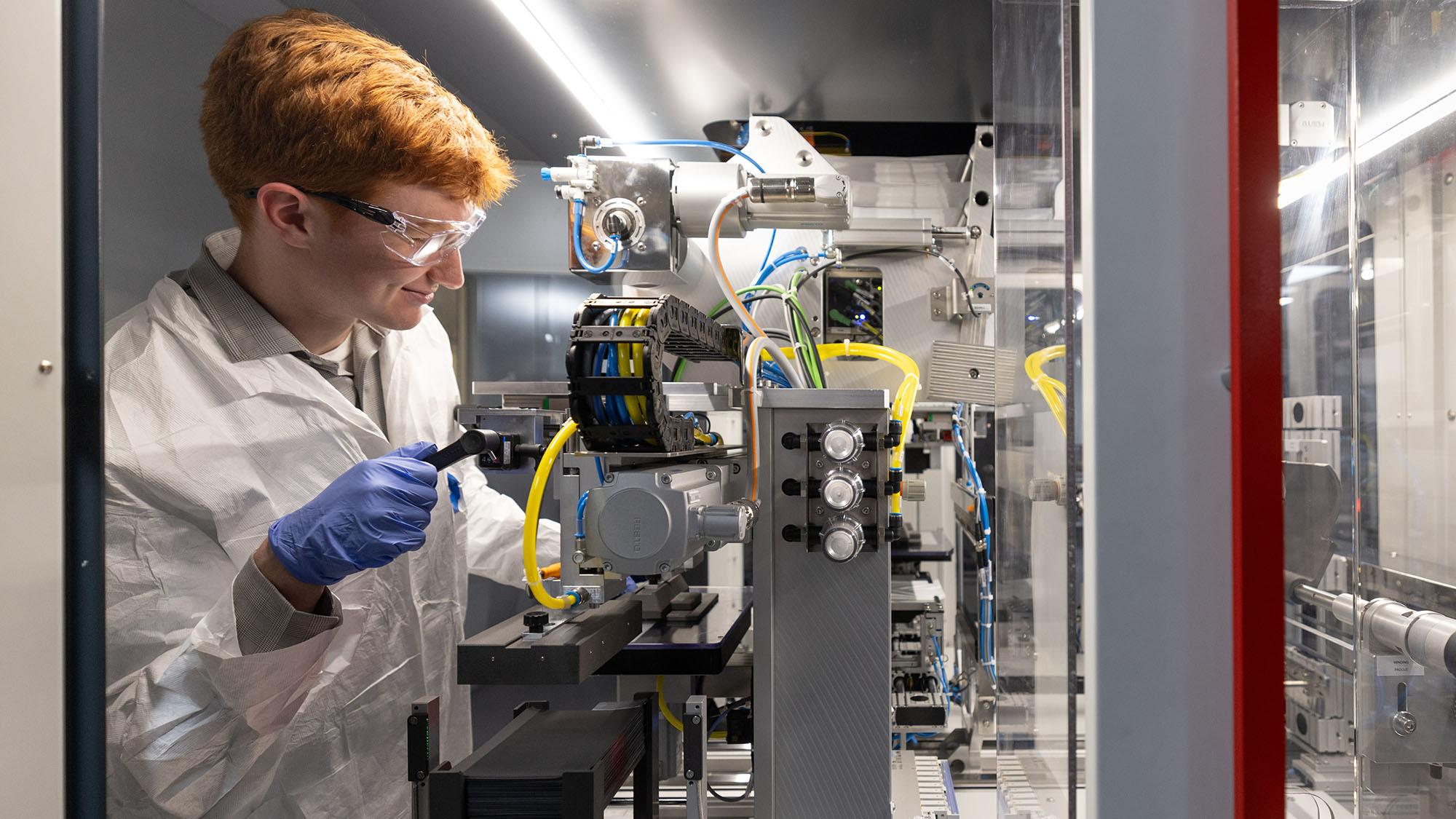 A student works in Ohio State's BATTERI laboratory